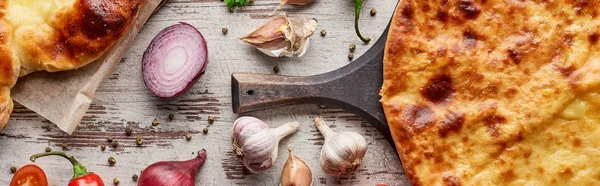 Vista dall'alto di Imereti e khachapuri aiutanti con verdure e spezie sul tavolo, colpo panoramico — Foto stock