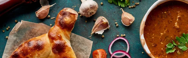 Soupe kharcho et adjarian khachapuri aux épices et légumes sur fond vert texturé, panoramique — Photo de stock