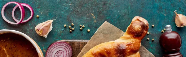 Soup kharcho and adjarian khachapuri on textured green background, panoramic shot — Stock Photo