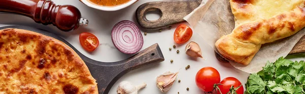 Аджарии и имереты хачапури, суп харчо и овощи на мраморной текстуре, панорамный снимок — стоковое фото