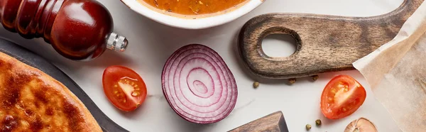 Imereti khachapuri, sopa kharcho e legumes no fundo branco, tiro panorâmico — Fotografia de Stock