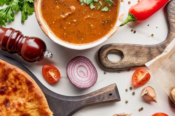 Imereti khachapuri, Suppe kharcho mit Koriander und Gemüse auf Marmorstruktur — Stockfoto