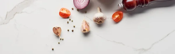 Vista superior do moinho de pimenta e legumes na textura de mármore, tiro panorâmico — Fotografia de Stock