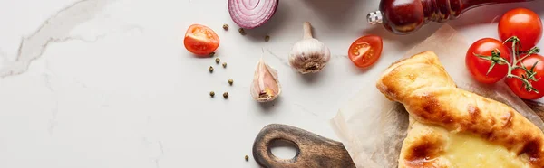 Adjarian khachapuri com legumes e especiarias na textura de mármore, tiro panorâmico — Fotografia de Stock