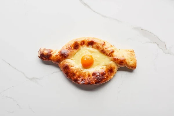 Vista dall'alto di khachapuri adjarian tradizionale su struttura di marmo — Foto stock