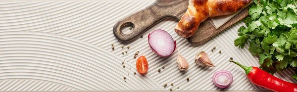 Adjarian khachapuri with vegetables and cilantro on textured background, panoramic shot — Stock Photo