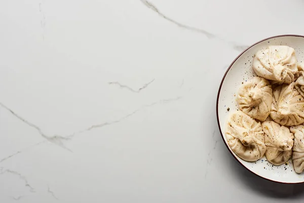 Vue de dessus de délicieux khinkali frais sur table en marbre — Photo de stock