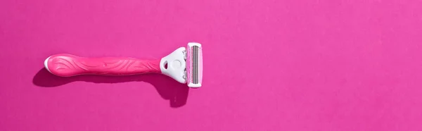 Draufsicht auf weibliche Rasierklinge auf rosa Hintergrund, Panoramaaufnahme — Stockfoto
