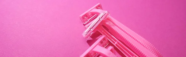 Disposable feminine razors on pink background with copy space, panoramic shot — Stock Photo