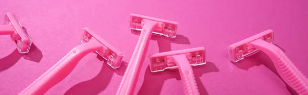 Navajas de afeitar femeninas desechables sobre fondo rosa, plano panorámico — Stock Photo
