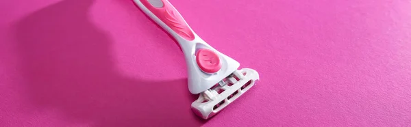 Feminine razor on pink background with copy space, panoramic shot — Stock Photo