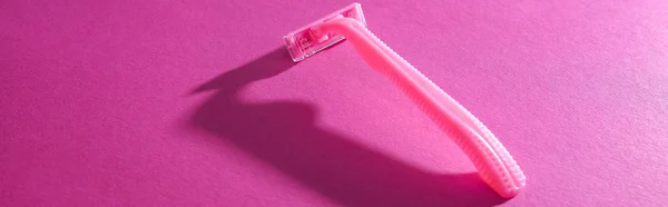 Rasoir féminin jetable sur fond rose avec espace de copie, vue panoramique — Photo de stock