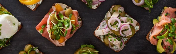 Plano panorámico de sándwiches de smorrebrod danés con pescado arenque y salmón sobre superficie gris — Stock Photo