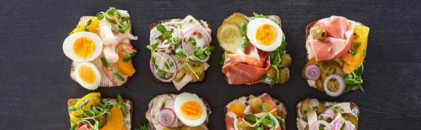 Panoramaaufnahme von zubereiteten dänischen Smorrebrod-Sandwiches auf grauer Oberfläche — Stockfoto