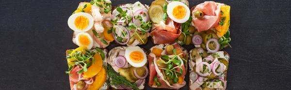 Plan panoramique de sandwichs aux smorrebrods préparés à la surface grise — Photo de stock