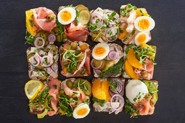 Draufsicht auf frische Smorrebrod-Sandwiches auf grauer Oberfläche — Stockfoto