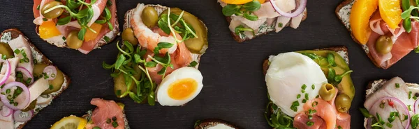 Plano panorámico de pan de centeno con sándwiches de smorrebrod danés en la superficie gris - foto de stock