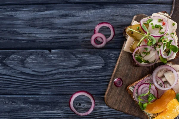 Draufsicht auf frische Smorrebrod-Sandwiches auf blauer Holzoberfläche — Stockfoto