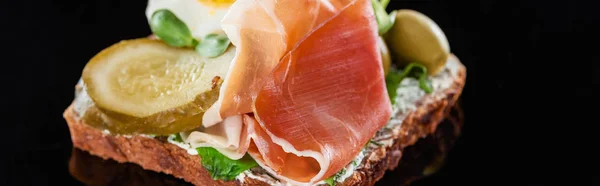 Plano panorámico de pan de centeno con delicioso smorrebrod sándwich en negro - foto de stock