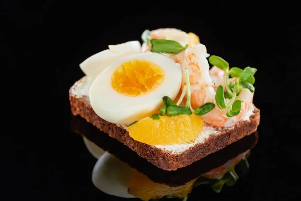 Nahaufnahme von Roggenbrot mit leckeren Garnelen auf Smorrebrod Sandwich auf Schwarz — Stockfoto