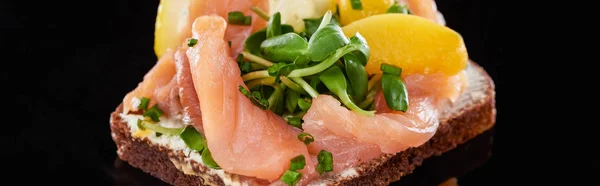 Plan panoramique de saumon sur savoureux sandwich smorrebrod sur noir — Photo de stock