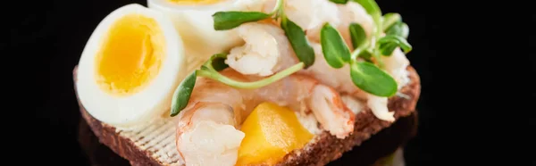 Plan panoramique de crevettes sur savoureux sandwich smorrebrod sur noir — Photo de stock