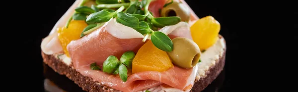 Colpo panoramico di prosciutto e olive su panino cotto allo smorrebrod danese su nero — Foto stock