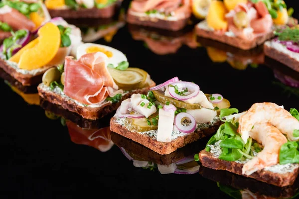 Selektiver Fokus schmackhafter Smorrebrod-Sandwiches auf Schwarz — Stockfoto