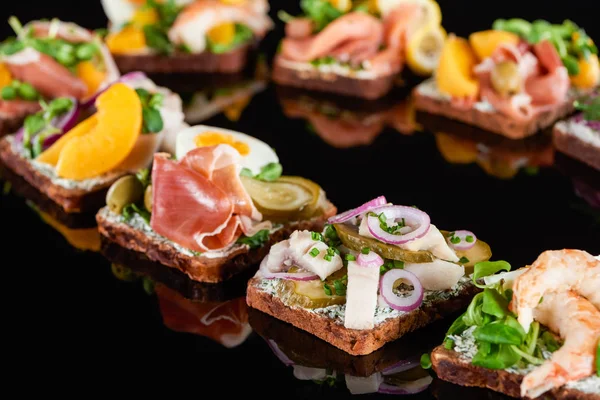 Selektiver Fokus köstlicher Smorrebrod-Sandwiches auf Schwarz — Stockfoto