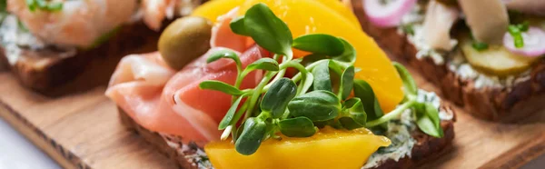 Colpo panoramico di pesche in scatola su delizioso panino smorrebrod — Foto stock