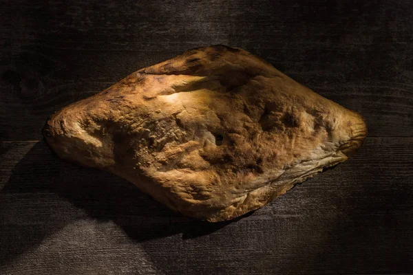 Vista dall'alto della deliziosa pita appena sfornata sul tavolo rustico in legno — Foto stock