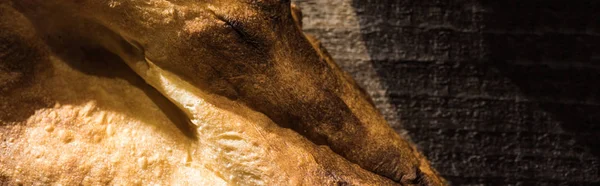 Vue de dessus de délicieuse pita fraîche cuite au four sur table rustique en bois, vue panoramique — Photo de stock