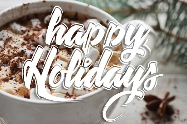 Vista de cerca del cacao de Navidad con malvavisco y cacao en polvo en taza con ilustración felices fiestas - foto de stock
