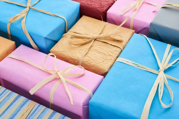 Boîtes-cadeaux colorées enveloppées avec des arcs — Photo de stock