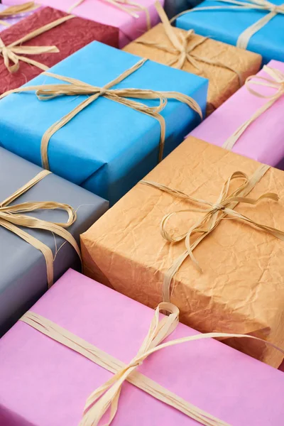 Verpackte und bunte Geschenke mit dekorativen Schleifen — Stockfoto