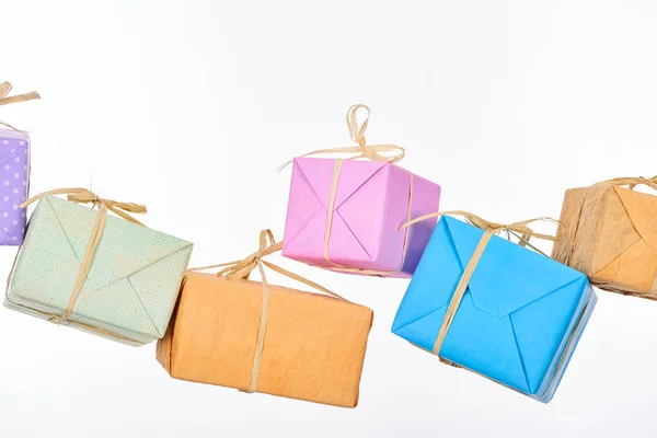 Tombant enveloppé et coloré cadeaux isolés sur blanc — Photo de stock