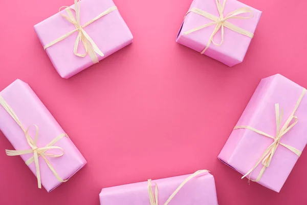 Vista superior de cajas de regalo con lazos en rosa con espacio de copia - foto de stock