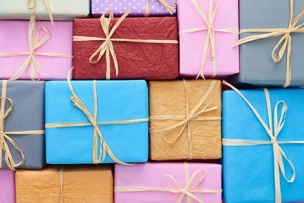 Vue de dessus des cadeaux multicolores enveloppés avec des arcs — Photo de stock