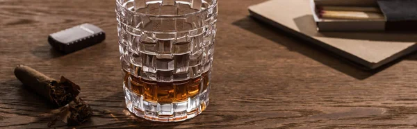 Glas Brandy mit Zigarre, Feuerzeug und Streichhölzern auf Holztisch, Panoramaaufnahme — Stockfoto