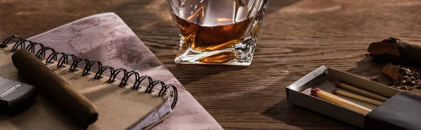 Brandy com mapa, charutos e fósforos em mesa de madeira, tiro panorâmico — Fotografia de Stock