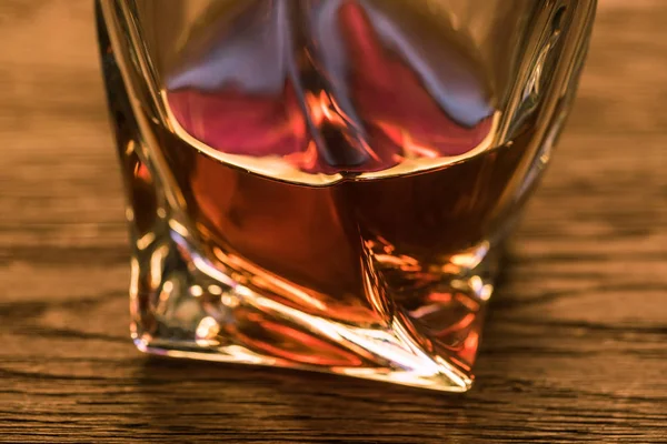 Vista de cerca del brandy en vidrio sobre mesa de madera - foto de stock