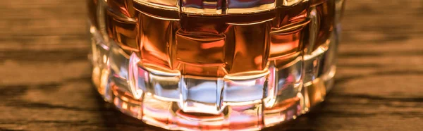 Vista de cerca de brandy en vidrio sobre mesa de madera, plano panorámico - foto de stock