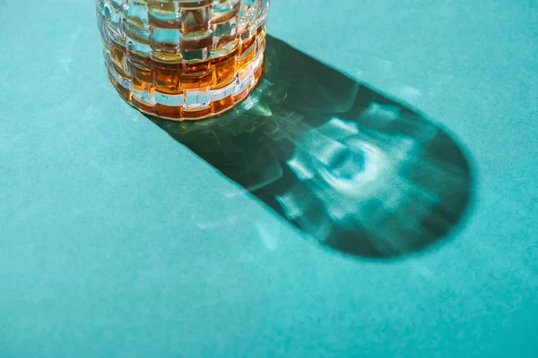 Texturiertes Glas Brandy auf grünem Hintergrund — Stockfoto