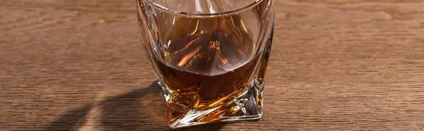 Glas Brandy auf Holztisch, Panoramaaufnahme — Stockfoto