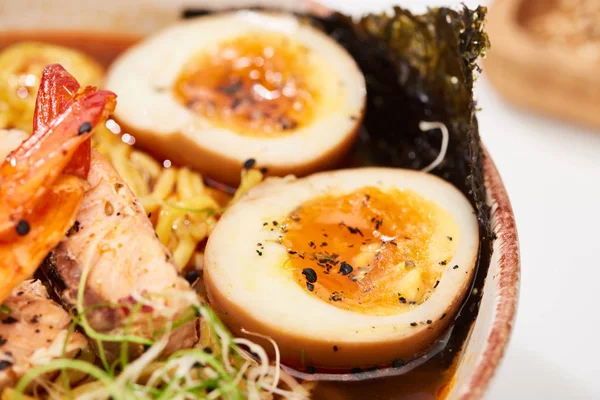 Vue rapprochée des ramen de fruits de mer épicés avec oeuf dans un bol — Photo de stock