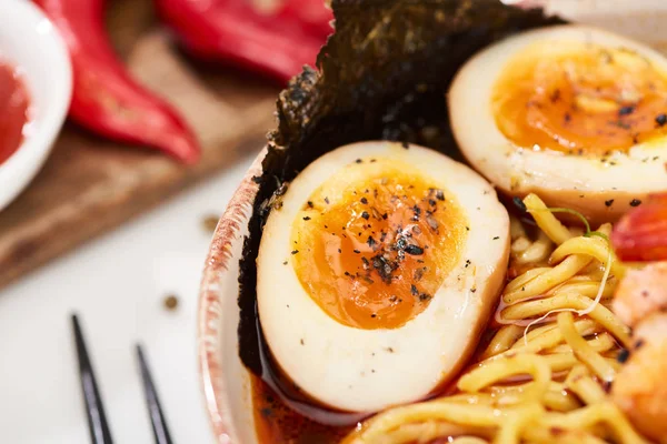 Cerrar vista de ramen picante en tazón con huevos - foto de stock