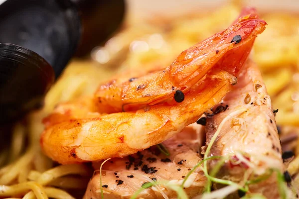 Close up view of spicy ramen with shrimps and chicken — Stock Photo