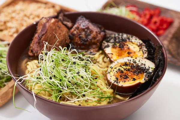 Ramen picante com carne bovina, ovo e microverde na tigela — Fotografia de Stock
