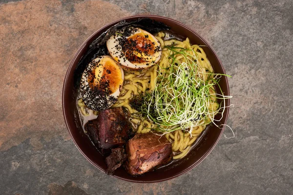 Vista superior de ramen de carne picante na superfície de pedra — Fotografia de Stock