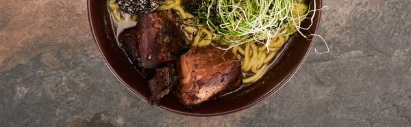 Vista dall'alto di ramen di carne piccante su superficie di pietra, colpo panoramico — Foto stock